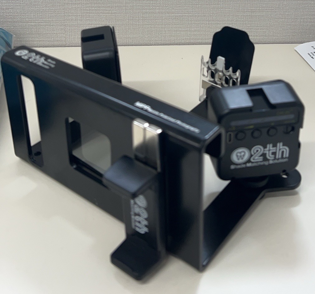 シェードテイキングに2th sms を導入 – 歯科技工所｜Kdental